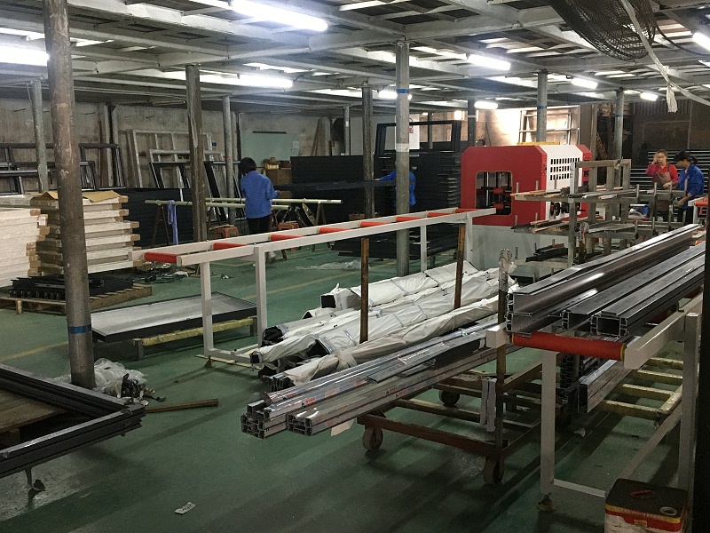 什么？你家的鋁合金門窗只要300元/平？年輕人，耗子喂汁！